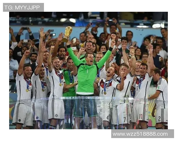 抱手的足球明星背后的故事与荣耀之路